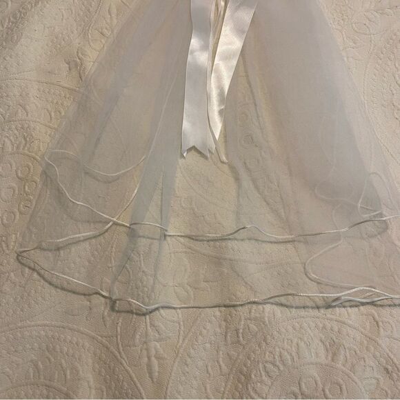 Beautiful White Beaded Tiara Style Bow Short Wedding Veil - Picture 5 of 8